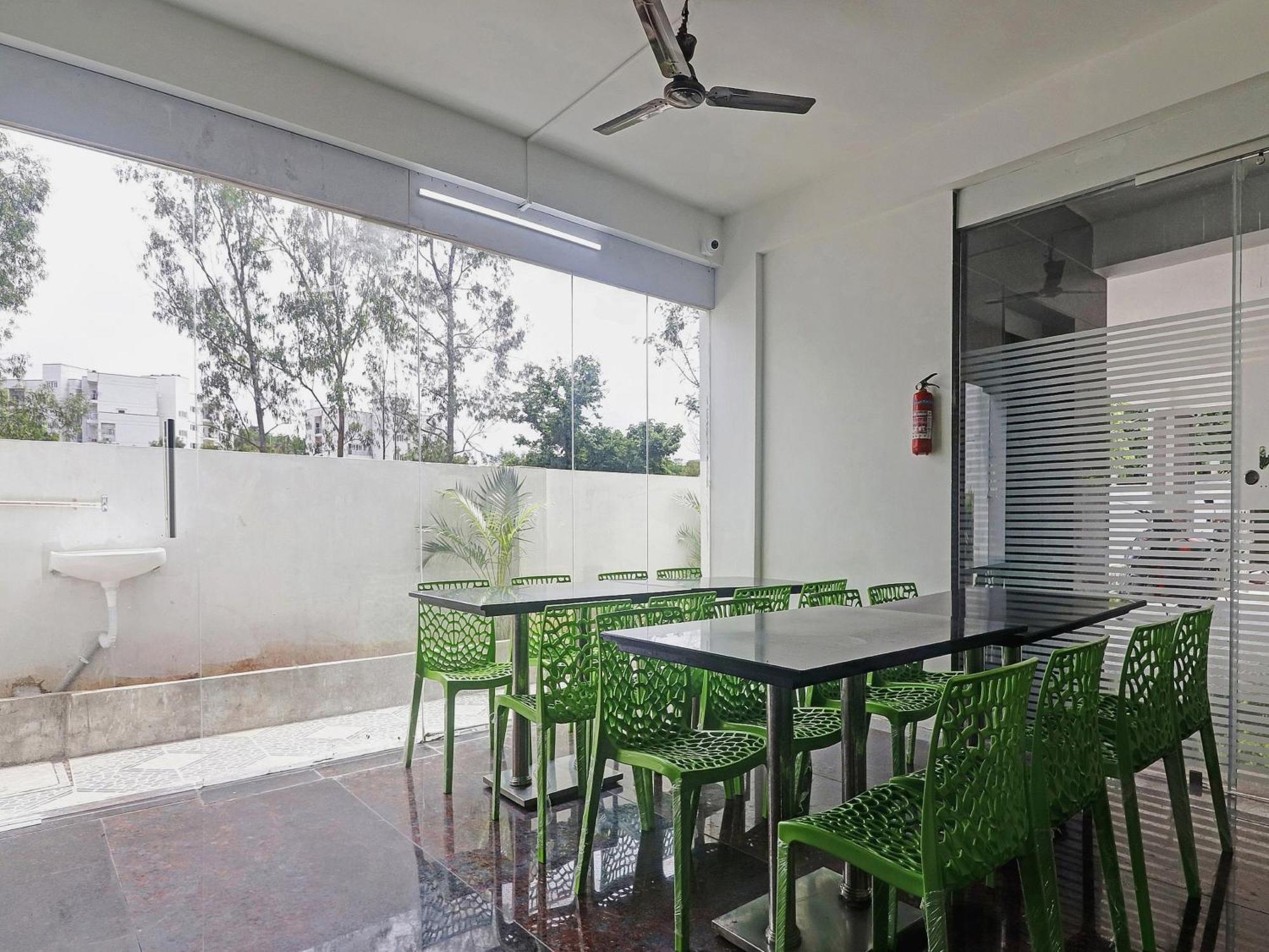 Super Capital O Srinika Inn Gachibowli Esterno foto